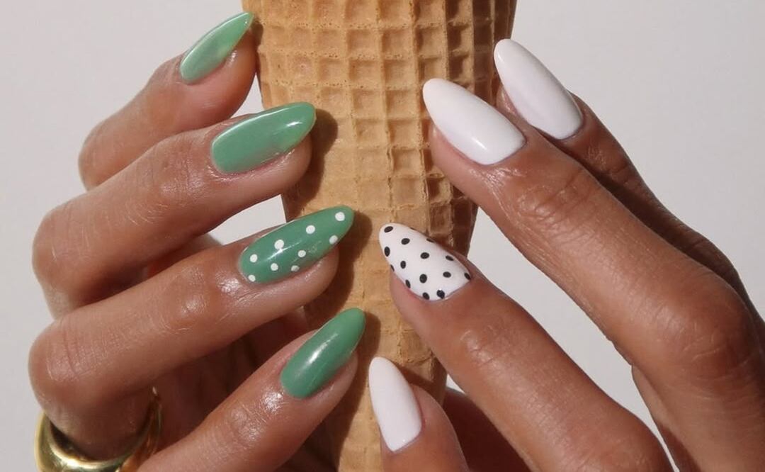 Las uñas de lunares están en auge. Foto: Especial. Instagram @overglowedit