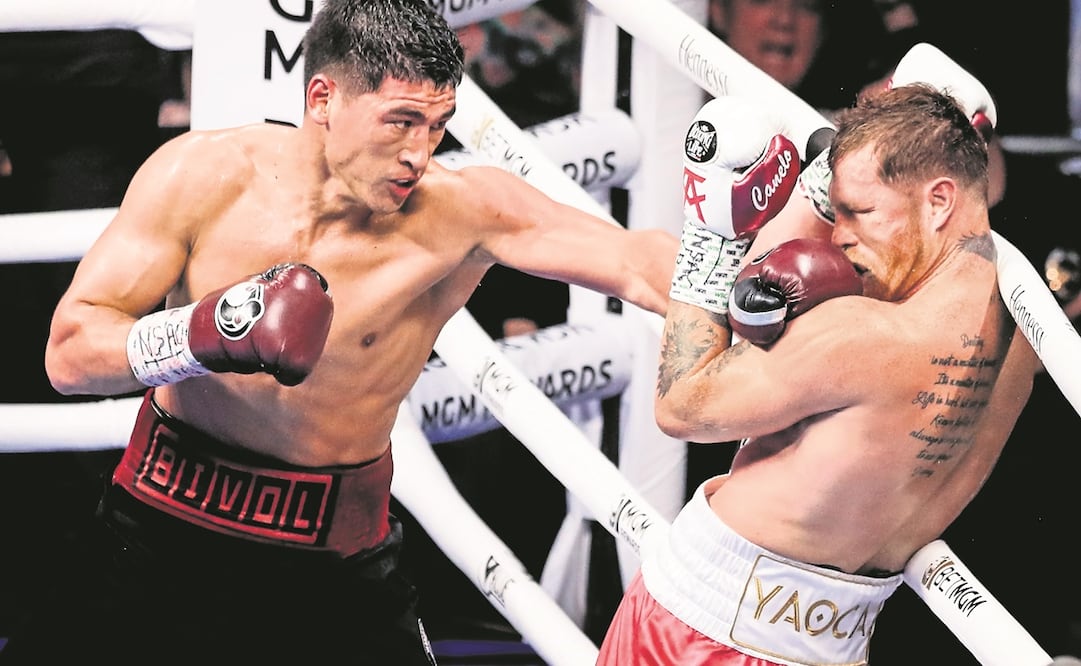 Dmitry Bivol conectando un golpe sobre el Canelo / Foto: EFE