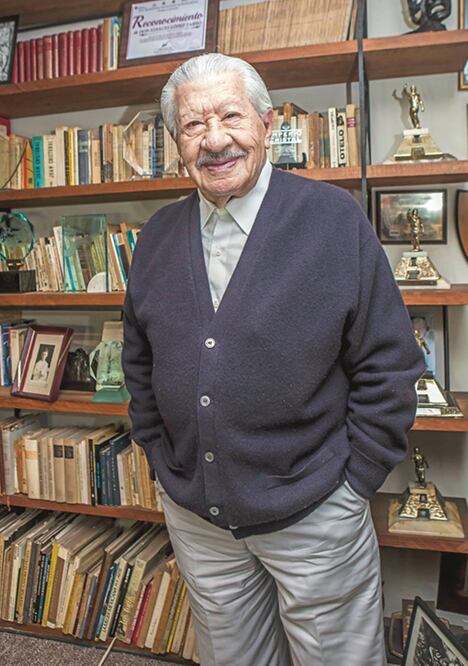 El actor cumplirá 91 años el 15 de enero. En la imagen, retratado en su casa de la Ciudad de México hace algunos días (YADÍN XOLALPA)