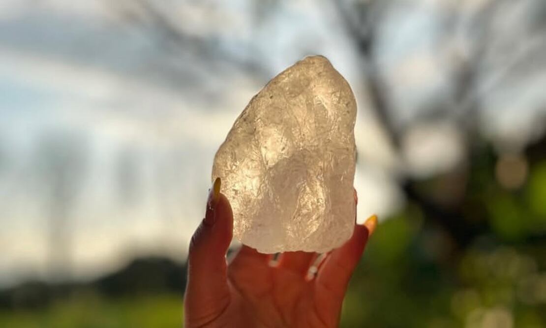 La piedra de alumbre es popular como desodorante natural. Foto: Instagram @alumbrecr
