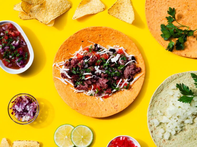 En las taquerías, la barra de guarniciones permite personalizar cada taco según el gusto de quien lo disfruta. Foto: Freepik