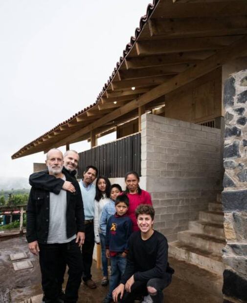 Juanpa Zurita y Miguel Bosé entregan casas a damnificados del 19S