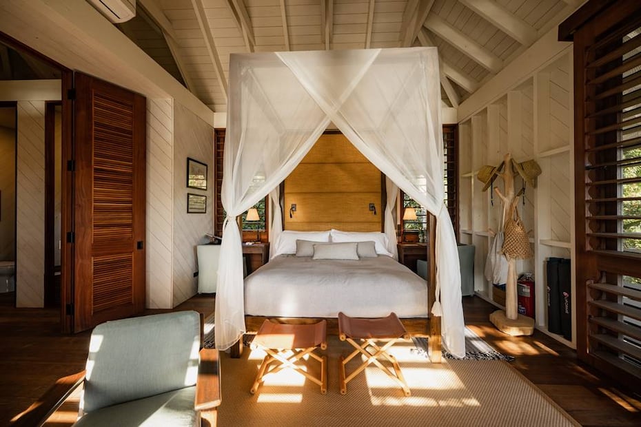 Camas con pabellón y amenidades ecológicas. no hay un solo recipiente de plástico.