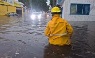 Tromba provoca inundaciones en Puebla; mujer muere tras la caída de un árbol