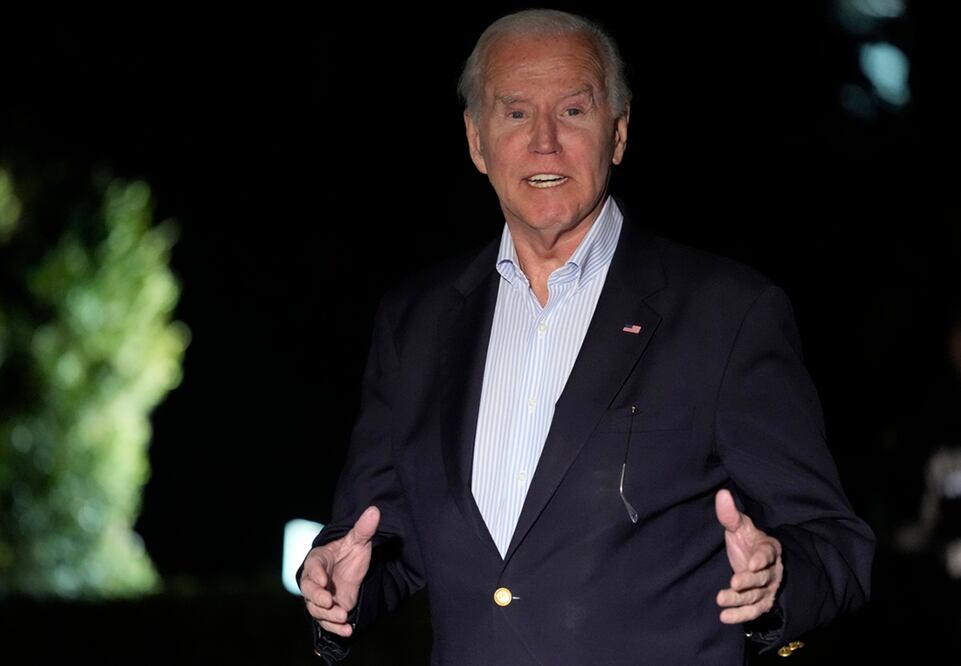 El presidente Joe Biden responde a una pregunta mientras camina de regreso a la Casa Blanca en Washington, el 2 de enero de 2024, después de regresar de unas vacaciones con su familia en las Islas Vírgenes de Estados Unidos. Foto: AP