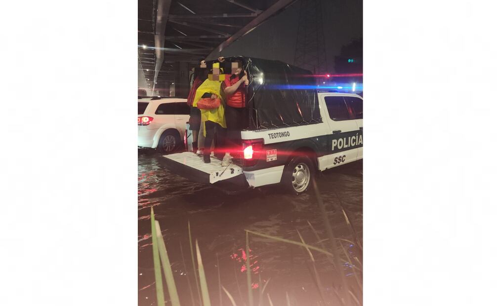 Elementos de la la Subsecretaría de Control de Tránsito y policías preventivos apoyan a al cruce seguro de personas en Eje 6 Sur y la calzada Ermita Iztapalapa. Foto: Especial
