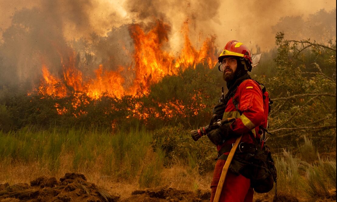 Un efectivo de la Unidad Militar de Emergencias trabaja en sofocar el incendio forestal en Chandrexa de Queixa (Ourense), España, el 12 de agosto de 2025. Foto: EFE