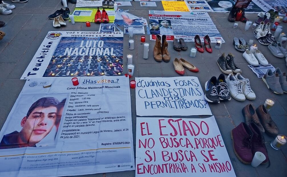 La Plaza de Armas de la capital potosina se llenó de carteles, zapatos y testimonios de familiares. Foto: Jazmín Ramírez / EL UNIVERSAL