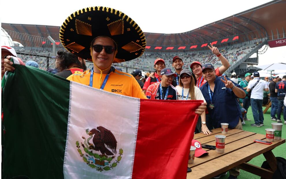 Mexicanos siguen las actividades del segundo día del Gran Premio de México 2024. Foto: Hugo Salvador/EL UNIVERSAL
