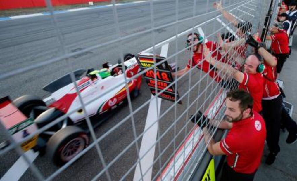 Hijo de Schumacher ya también triunfa en el automovilismo