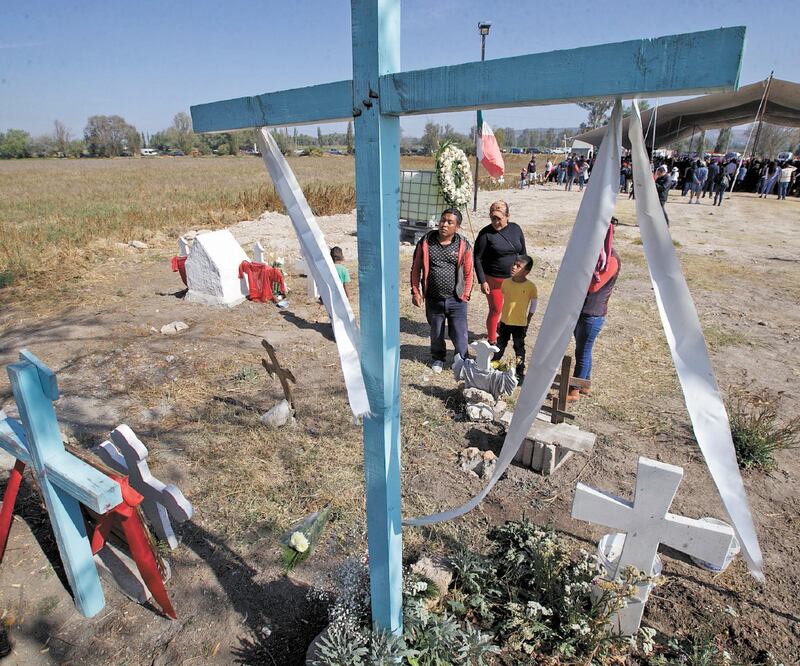 Algunos padres e hijos llevaron flores para adornar las cruces colocadas en memoria de quienes murieron en la explosión del año pasado. Foto: GERMÁN ESPINOSA. EL UNIVERSAL