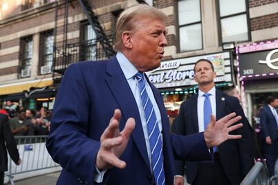 Trump se reúne con bodegueros latinos de Nueva York tras salir del tribunal por juicio en su contra
