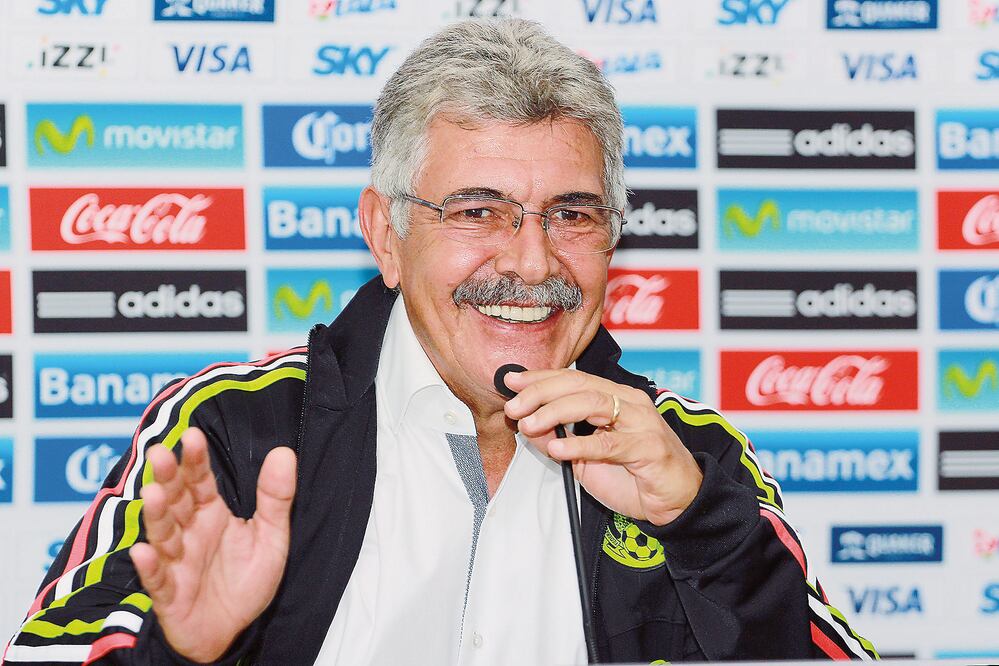 El timonel Ricardo Ferretti se las ingenió para escapar de la multitud (ARCHIVO. EL UNIVERSAL)