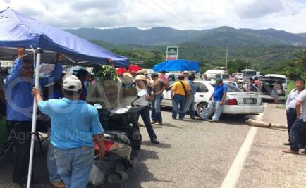 Maestros bloquean por dos horas autopista México-Acapulco