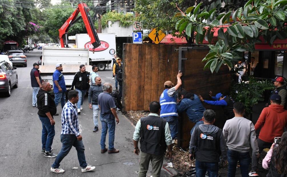Avanza 70% la recuperación de espacio público en Nápoles; retiran estructuras de 42 comercios. Foto: Especial