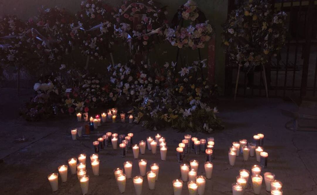 Hijos adoptivos de Rosa Verdusco formaron con veladoras y flores el binomio "Mamá Rosa" (CARLOS ARRIETA)