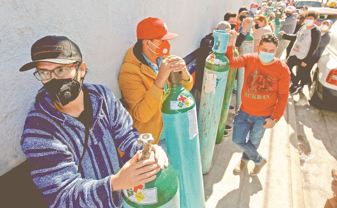 Personas esperan horas para recargar tanques de oxígeno en Jalisco, situación que se repite en otros estados. México suma un millón 641 mil 428 casos Co-vid y 140 mil 704 muertes. Foto: AFP