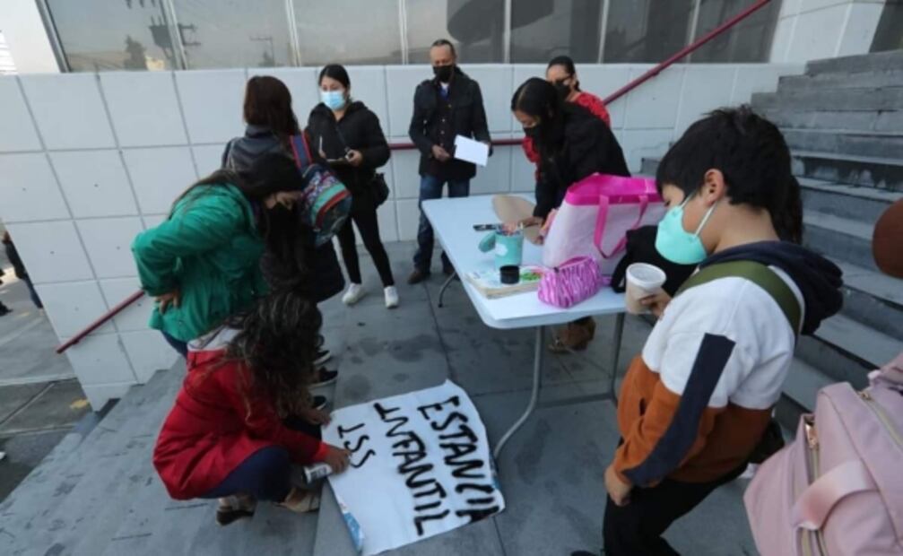 Protestan frente a delegación del ISSSTE en Toluca por cierre de 4 estancias infantiles