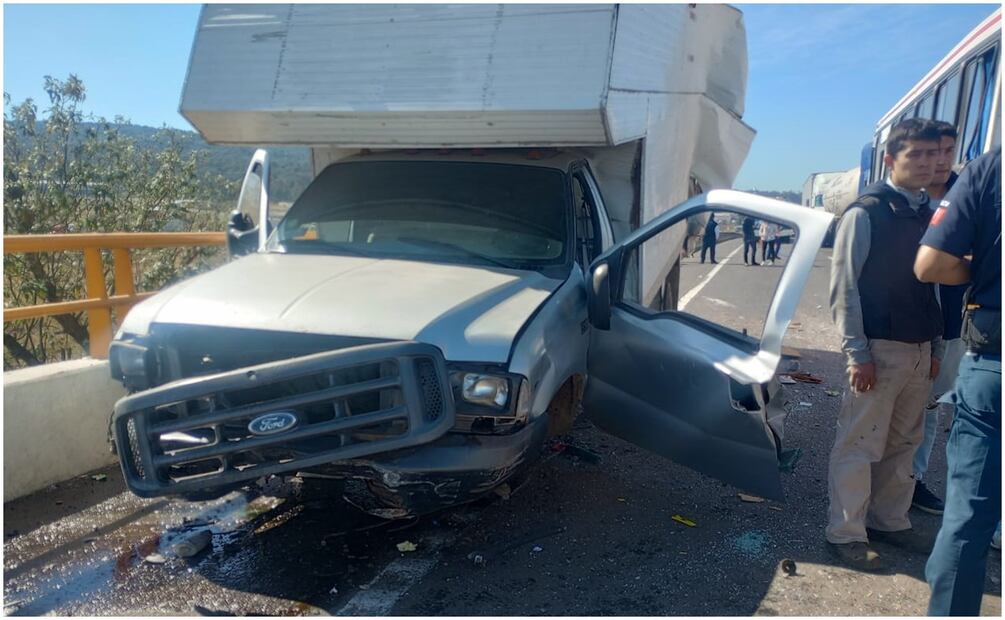 La camioneta de doble rodada quedó visiblemente dañada en la carretera México-Tuxpan, Hidalgo (21/01/2025). Foto: Especial