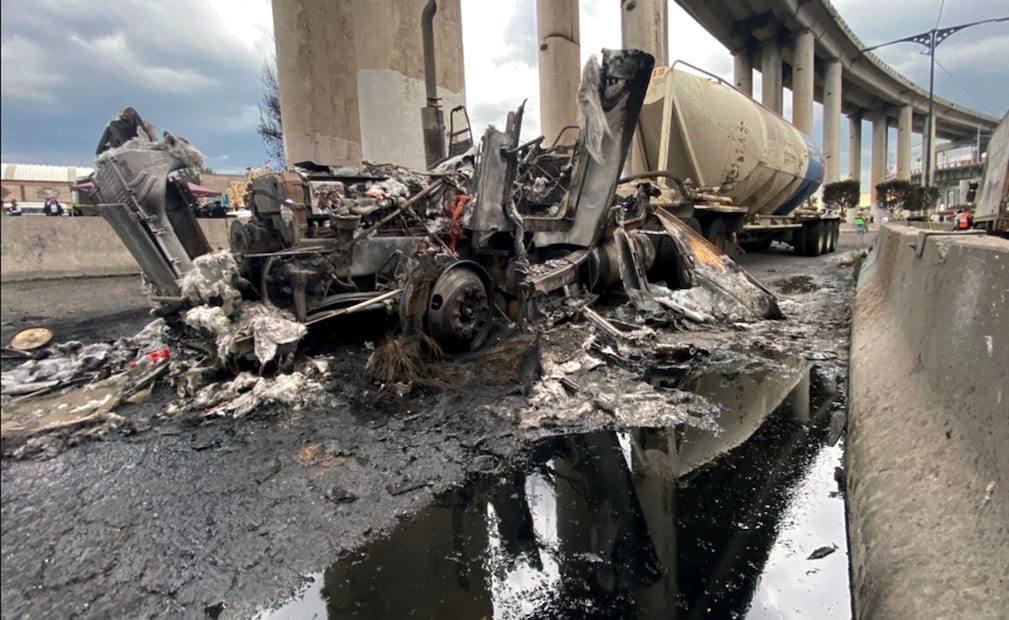 Una pipa de gas volcó y explotó en el bajo Puente de la Concordia en la alcaldía Iztapalapa, el miércoles 10 de septiembre de 2025. Foto: Juan Carlos Williams/EL UNIVERSAL