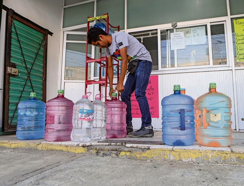 Los garrafones de agua purificada se han convertido en un apoyo en estos tiempos de escasez. Foto: Gabriel Pano / EL UNIVERSAL 