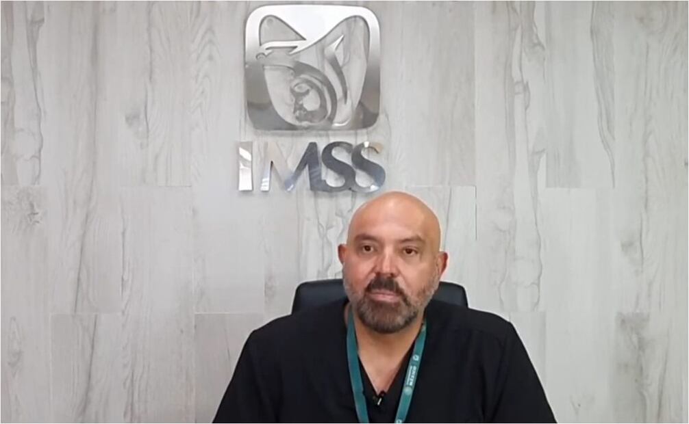 Médico del IMSS salva la vida de pasajero en pleno vuelo. Foto: IMSS