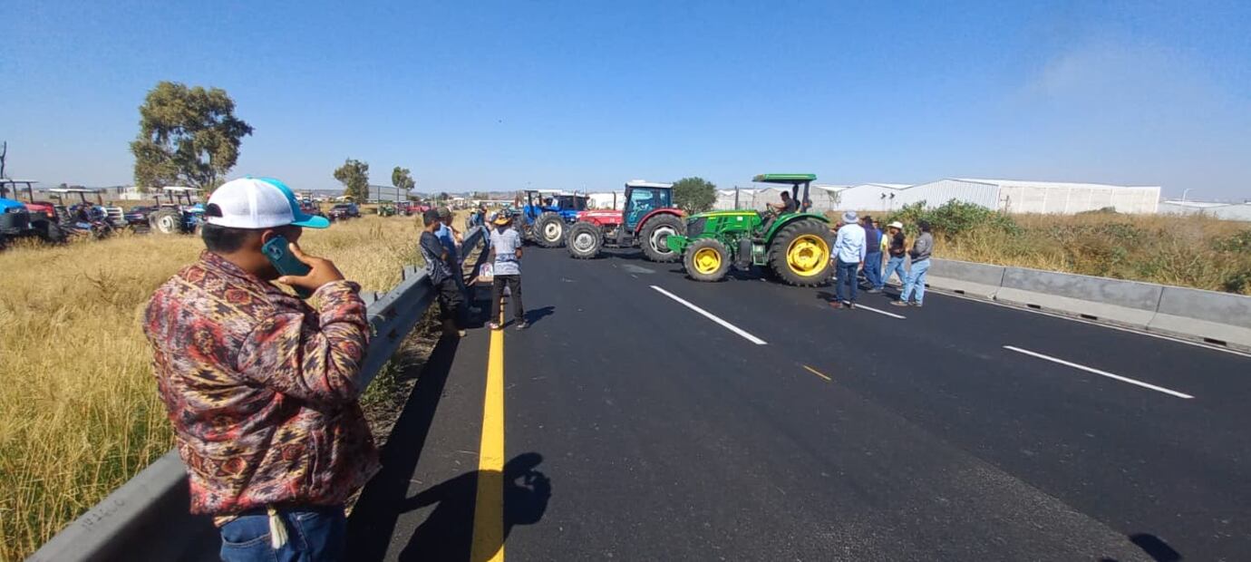 Cientos de personas permanecen varadas en las carreteras del estado por el bloqueo de agricultores  que exigen aumento en el precio de la tonelada del maíz blanco.  (Foto: Xóchitl Álvarez)