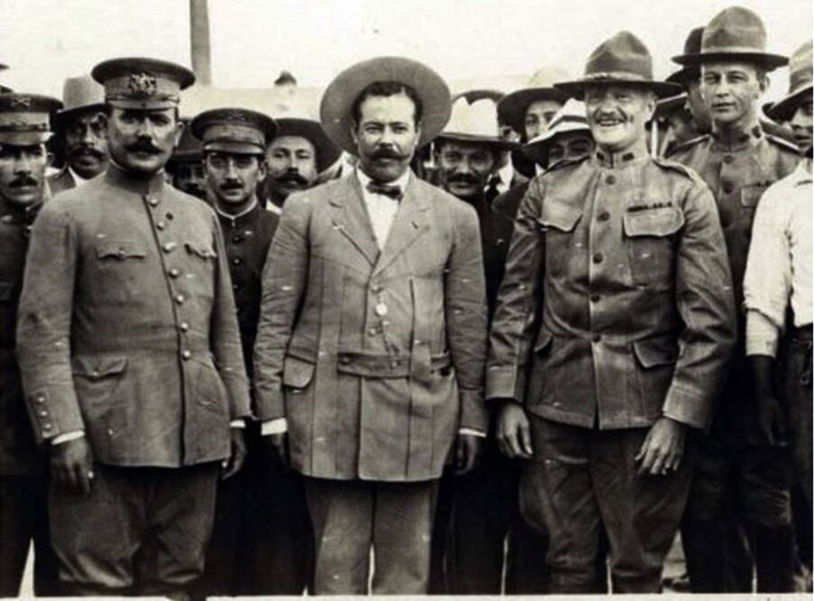 De derecha a izquierda, Álvaro Obregón, aún con su brazo, Francisco Villa, John Pershing y George Paton. Cortesía Mario A. Trillo.