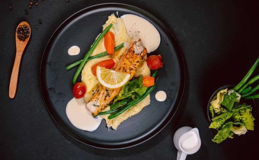 Receta de pescado con puré de camote y hongos. Foto de referencia: iStock
