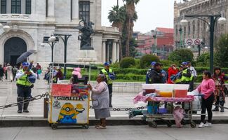 Ambulantes vuelven a cerrar parcialmente avenida Hidalgo; exigen más espacios en la Alameda Central