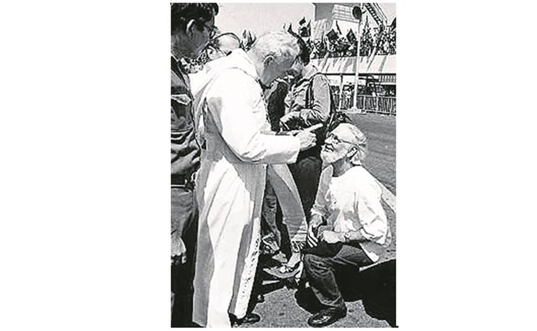 El sacerdote nicaragüense Ernesto Cardenal se arrodilló el 4 de marzo de 1983 ante el Papa Juan Pablo II en el aeropuerto de Managua. El Papa lo regañó. Foto: Archivo