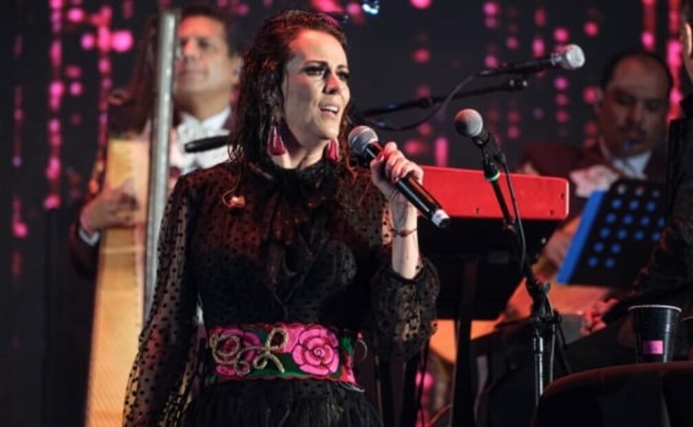 Como nunca antes, Edith Márquez ofrece concierto en medio de tormenta en la CDMX