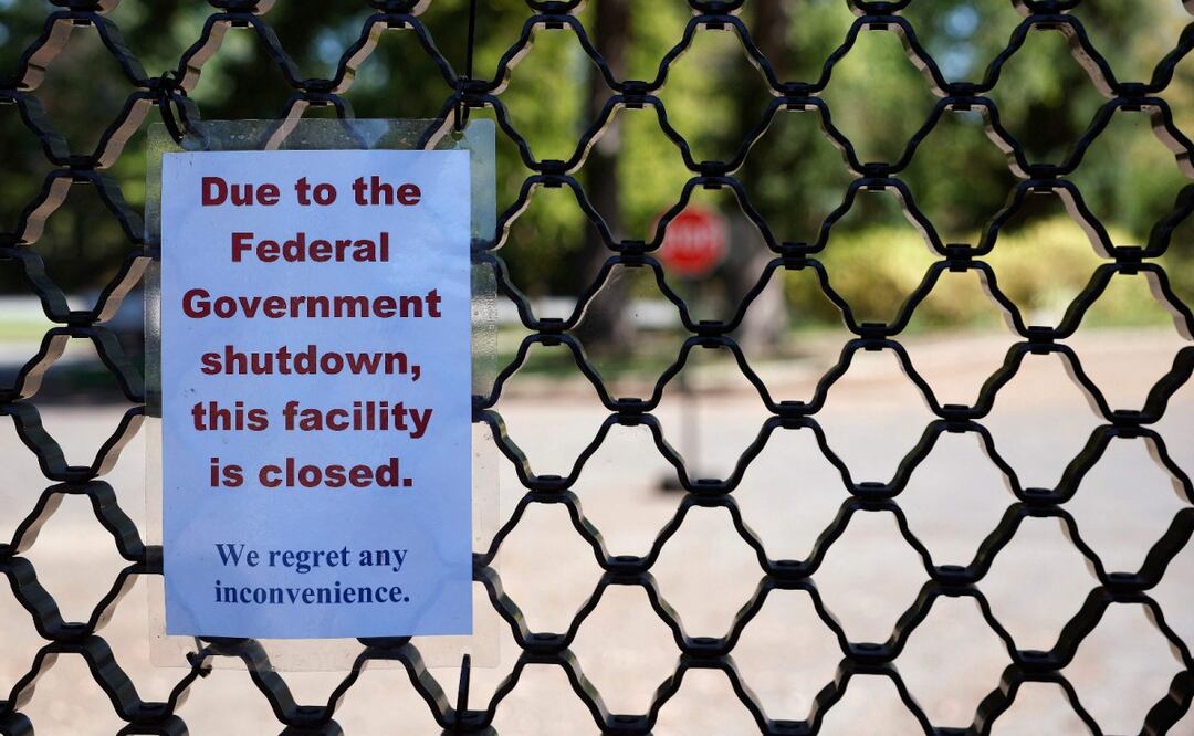 Cartel en la entrada del Arboreto Nacional de Estados Unidos, cerrado debido al cierre del gobierno federal el 1 de octubre de 2025 en Washington, D.C. El gobierno cerró el miércoles temprano después de que el Congreso no lograra llegar a un acuerdo sobre la financiación. Foto: Kevin Dietsch / AFP/ Archivo