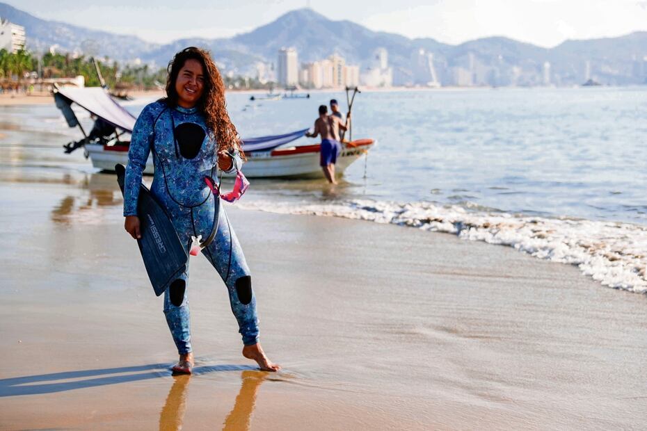 Mariana López es conocida como La Sirena de Acapulco, por su gusto por el buceo. Fot: Diego Simón Sánchez
