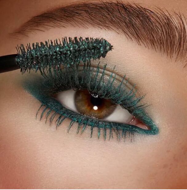 No es necesario recargar el maquillaje al usar rímel de color. Foto: Instagram @amada.store.chile.tienda