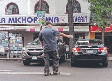 Franeleros cobran hasta 200 pesos en calles de la Cuauhtémoc