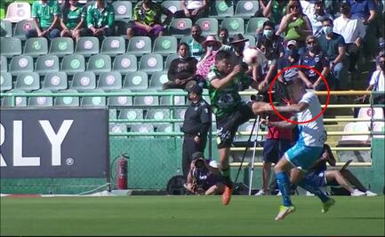 VIDEO. Juvenil de León revienta con patadón a Gustavo Ferrareis de Puebla