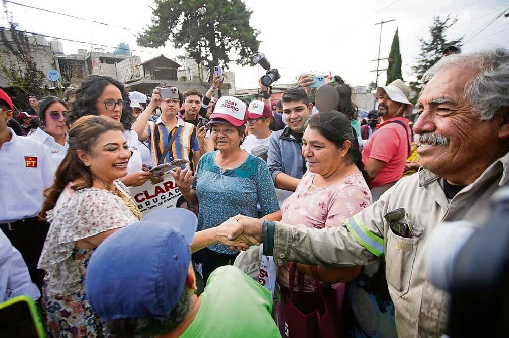 La candidata de la coalición Sigamos Haciendo Historia se acercó a los vecinos en Tlalpan para escuchar sus demandas, entregarles volantes con sus propuestas y llamarlos a emitir su voto. Foto Especial
