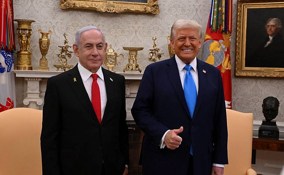 El presidente de Estados Unidos, Donald Trump (d), junto a su homólogo israelí Bejamín Netanyahu, en el despacho Oval de la Casa Blanca. El primer ministro israelí, Benjamín Netanyahu, aseguró anoche a su homólogo estadounidense, Donald Trump, que "Israel acabará la guerra ganando la guerra" y le agradeció, en una conferencia de prensa aún en la Casa Blanca, el apoyo demostrado tanto en los últimos años como en sus primeros días en el Despacho Oval. Foto: EFE