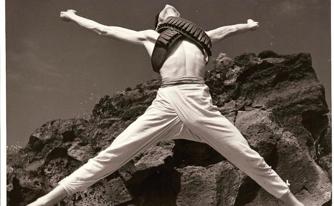 Fotografía histórica de Guillermo Arriaga durante la interpretación de su obra más célebre, Zapata, en medio de la piedra volcánica del Pedregal en 1954. Foto: ANAYA SOTO