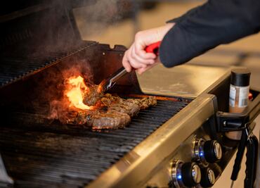 Por qué debes echarle sal a las brasas de la carne asada