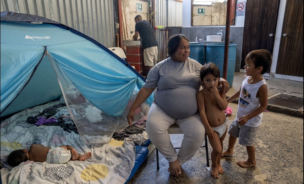 Una familia de migrantes hondureños se autodeportó y cruzó a la ciudad fronteriza de Tijuana por miedo a las redadas y detenciones de ICE. Foto: Aimee Melo/EL UNIVERSAL