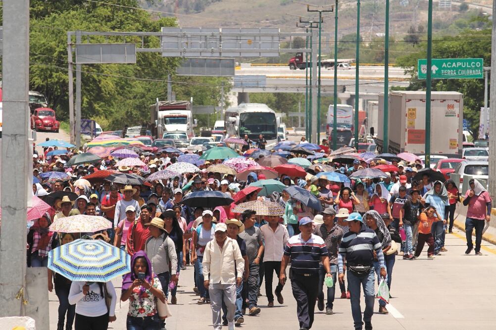 Profesores de la Coordinadora Estatal de los Trabajadores de la Educación de Guerrero (CETEG) bloquearon la Autopista del Sol en demanda de plazas para más de mil maestros. Foto: ANWAR DELGADO. EL UNIVERSAL