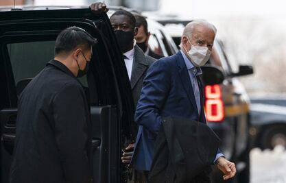 Campaña de Biden desoye las críticas y afirma que volverá pronto a la carrera