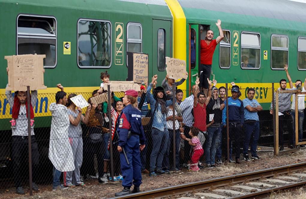 Unos 500 refugiados pasaron la noche en un tren en la estación de la ciudad húngara de Bicske luego de negarse a ir a un campamento de acogida (AP)