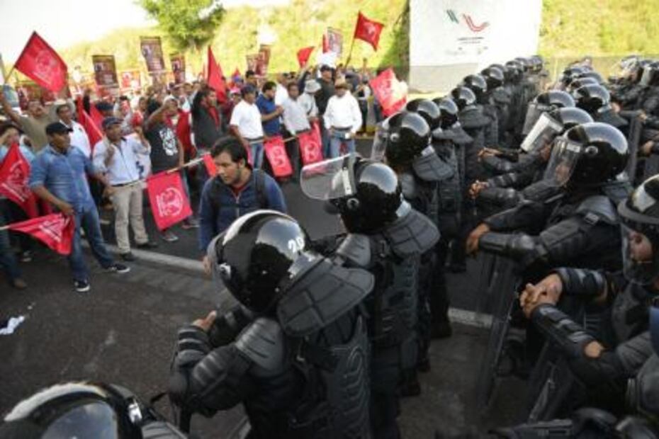 Manifestantes bloquean la Autopista del Sol