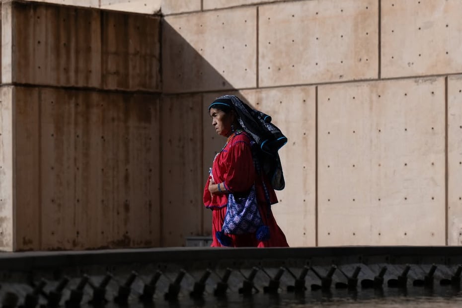 Tejedora del arte textil mexicano. Foto: Instagram @culturaoriginalmexico