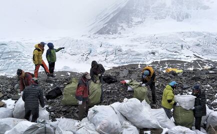 Retiran más de 3 toneladas de basura del Monte Everest