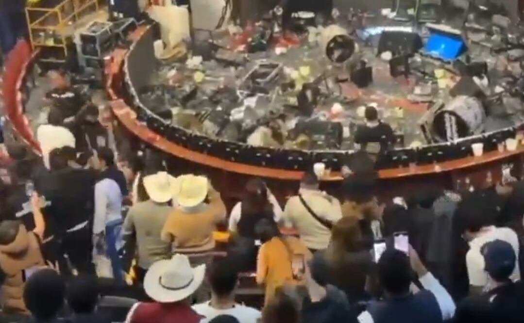 Algunos de los asistentes tomaron las sillas del lugar para aventarlas hacia la zona del escenario. Foto: Captura de pantalla