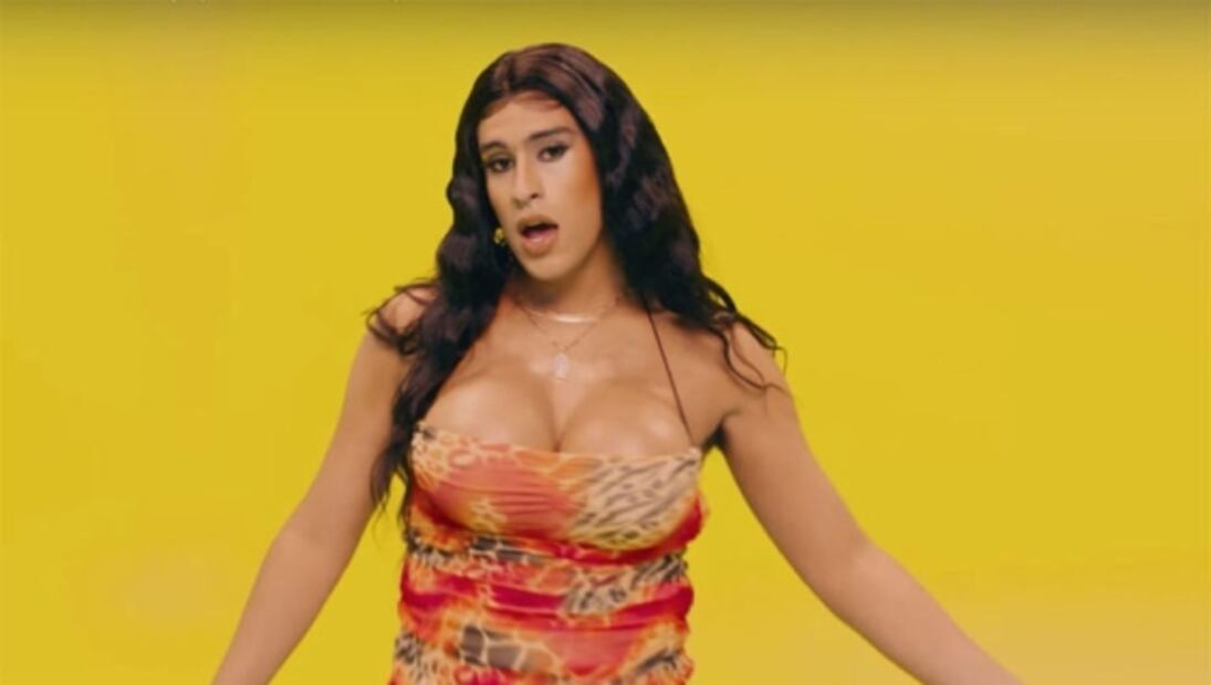 Vestido, tacones y calcetines, los atuendos de Bad Bunny también dan de qué hablar 